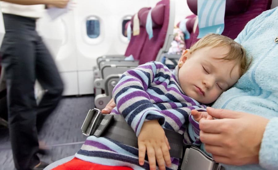 bébé dans avion