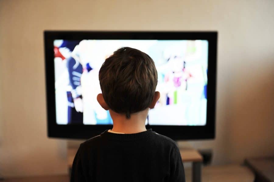 Enfant devant la TV