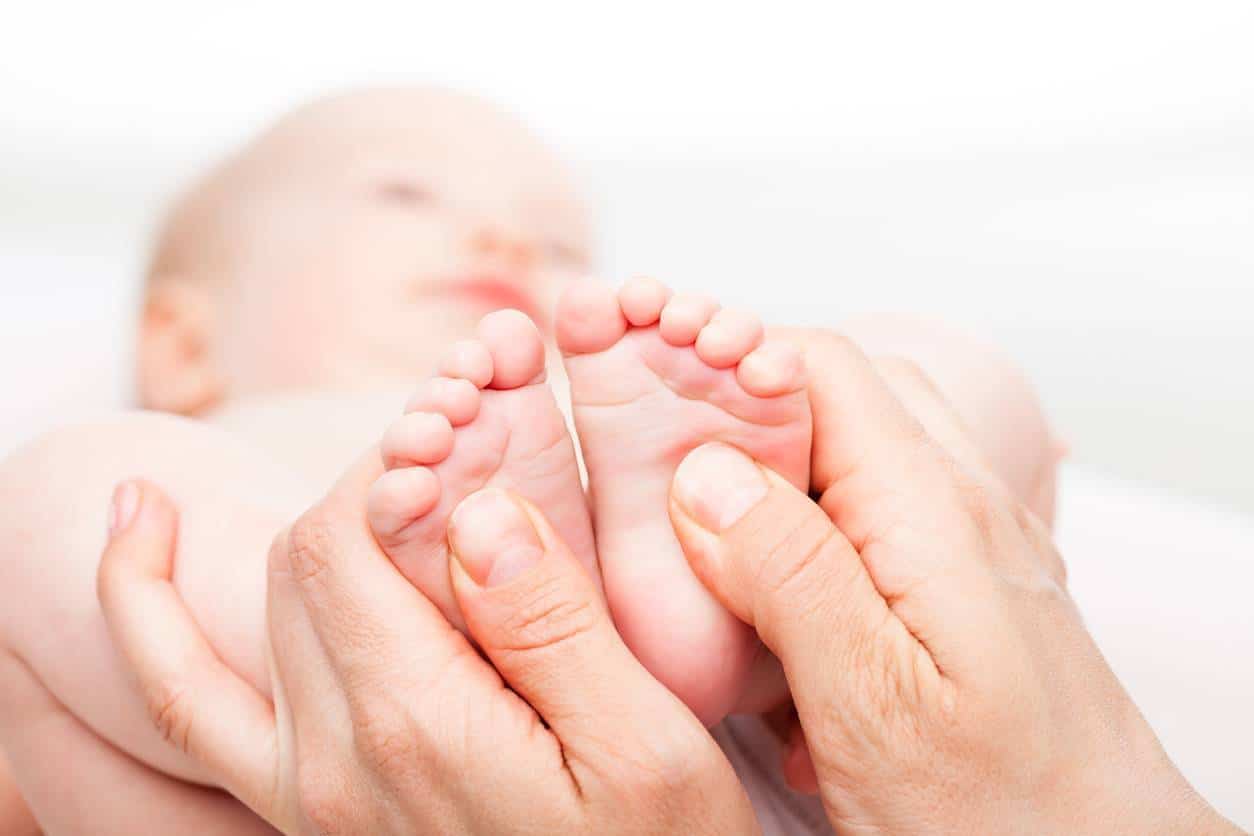Prendre soin des pieds de bébé