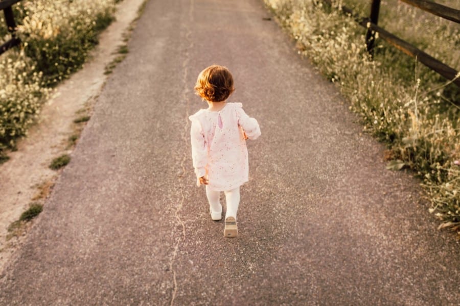 l’apprentissage de la marche chez un bébé