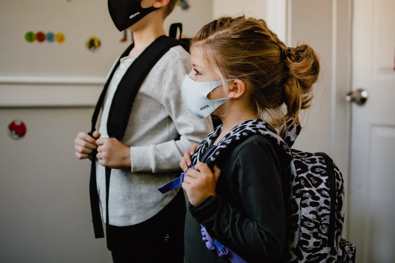 enfant avec un masque