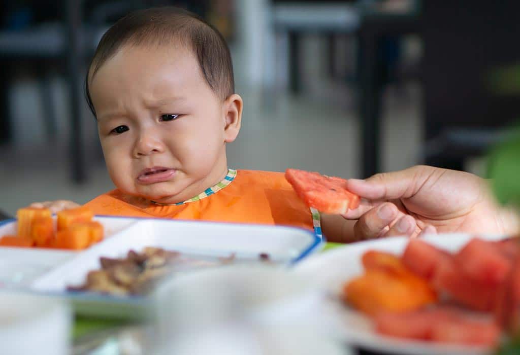Un petit garçon refuse de manger