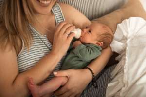 donner du lait premier age a son enfant
