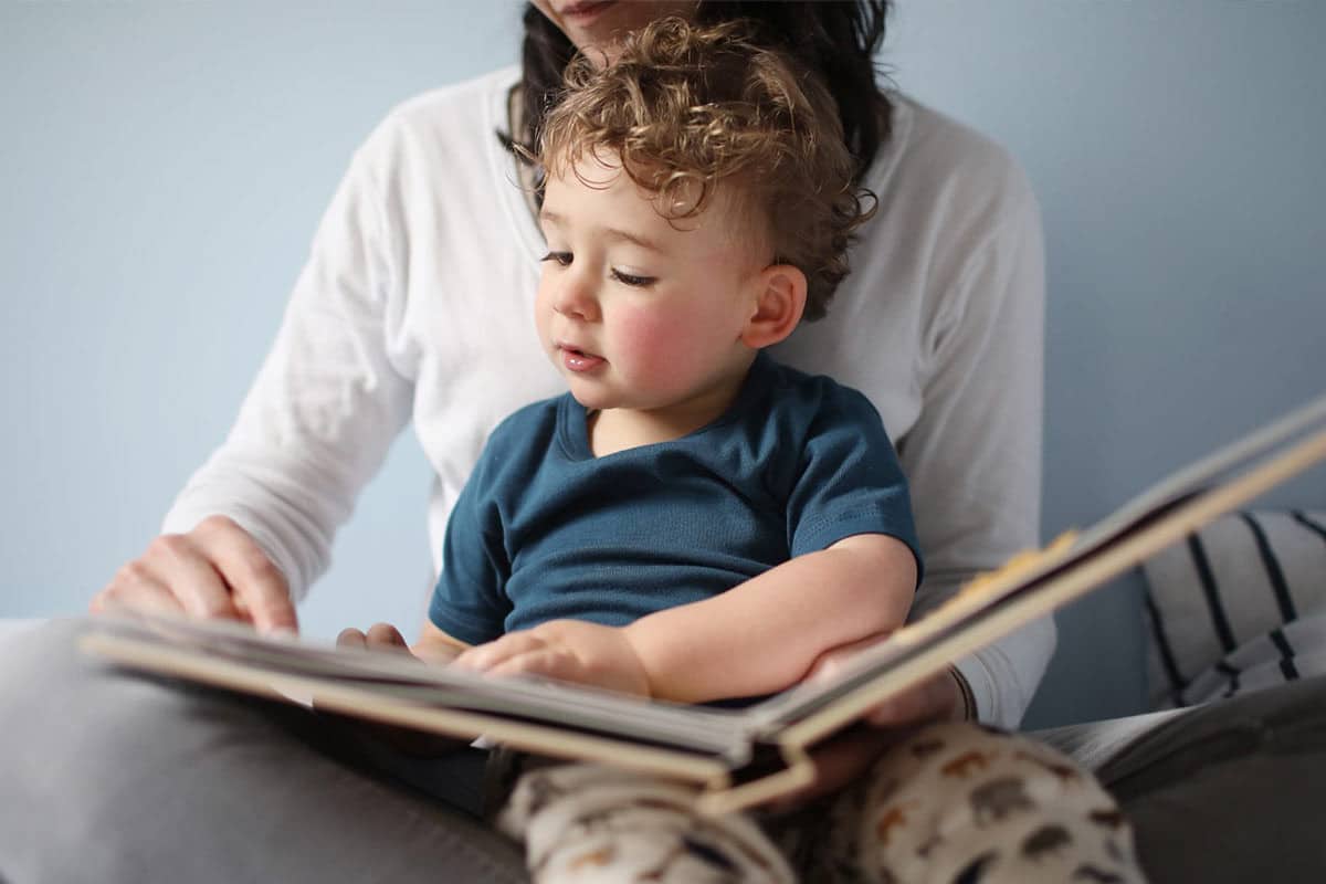 enfant qui lit avec sa maman