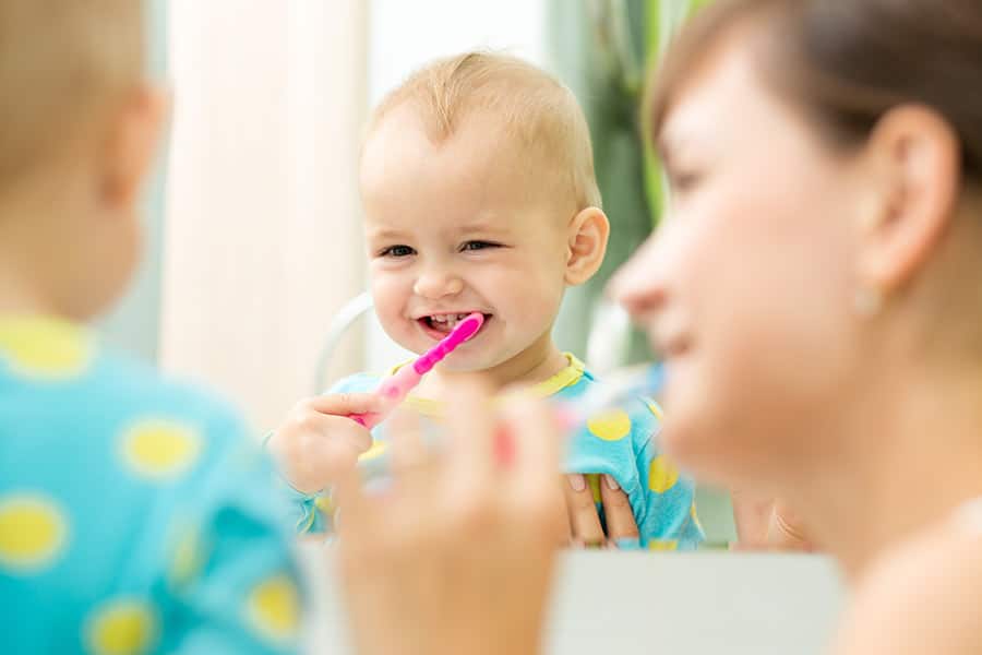 Bébé qui se brosse les dents