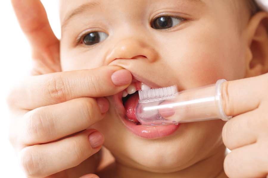 comment brosser les dents de bébé