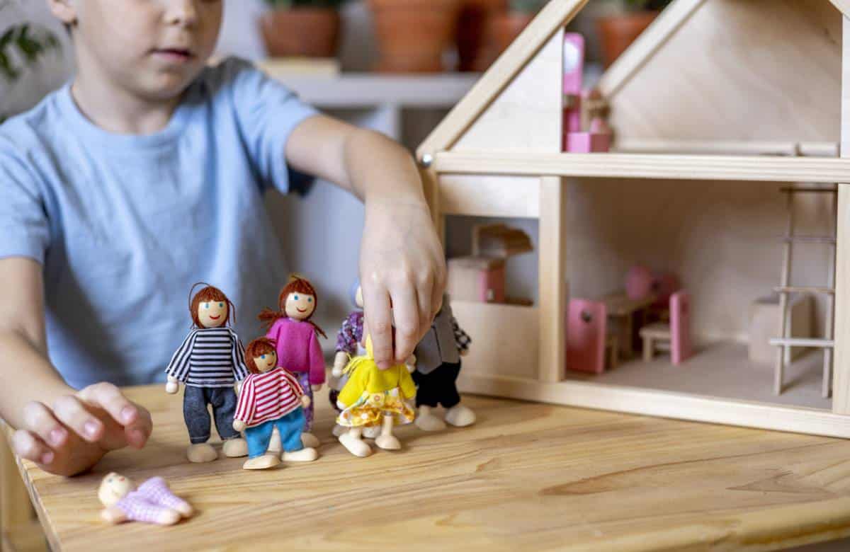 Pourquoi les enfants aimentils tant jouer avec des poupées et figurines