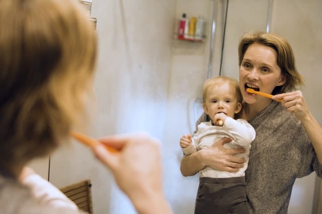 Quand commencer à brosser les dents de bébé