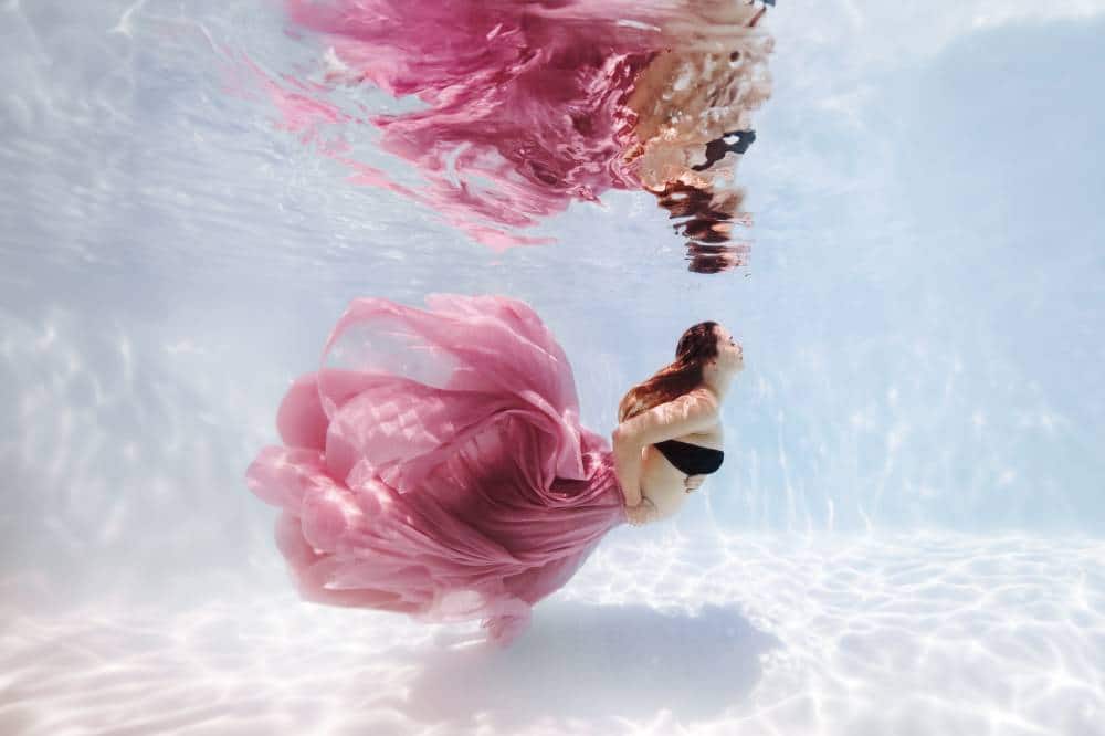 séance photo aquatique grossesse femme enceinte